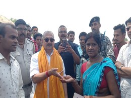 Bihar News: चेन स्नैचिंग कर भाग रहे बदमाशों ने BJP सांसद पर तानी पिस्टल, 9 KM पीछाकर बॉडीगार्ड ने 3 को पकड़ा Bihar News: चेन स्नैचिंग कर भाग रहे बदमाशों ने BJP सांसद पर तानी पिस्टल, 9 KM पीछाकर बॉडीगार्ड ने 3 को पकड़ा