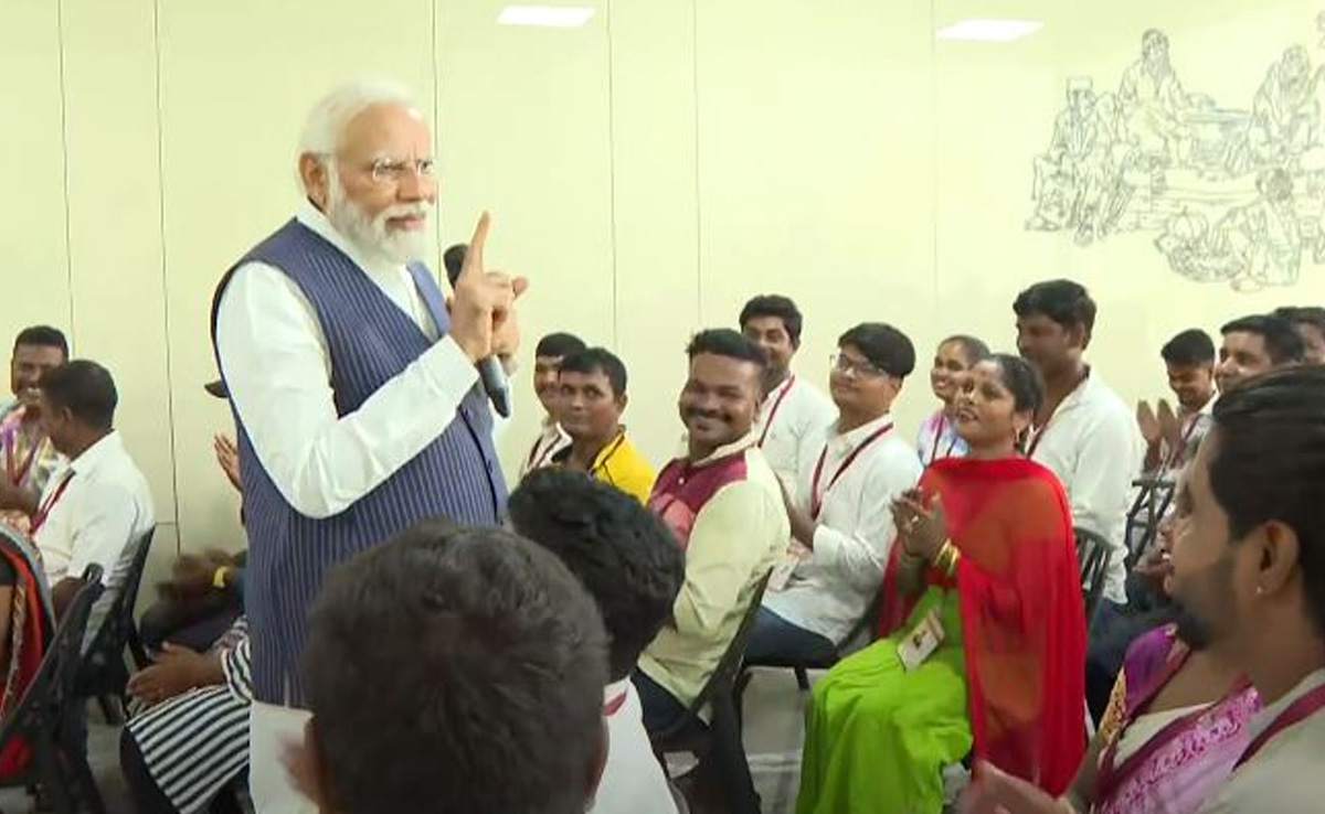 PM Modi Meets Hakki Pikki Tribe Members Evacuated From Crisis-Hit Sudan