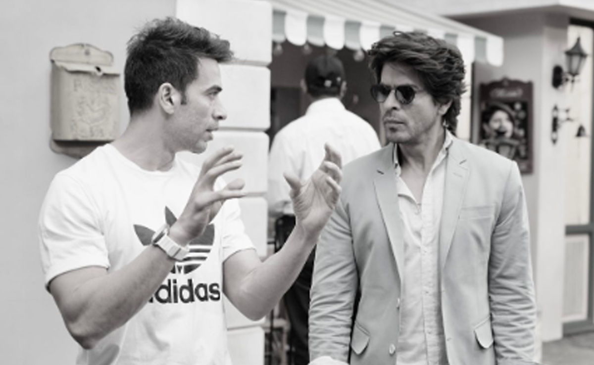 Viral Pics: Shah Rukh Khan At Work - "These Are Days That Make It All Worth It," Writes Director