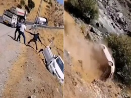 किसी खिलौने की तरह पहाड़ से गिरी कार, सामने आया दिल दहला देने वाला खौफनाक मंजर किसी खिलौने की तरह पहाड़ से गिरी कार, सामने आया दिल दहला देने वाला खौफनाक मंजर