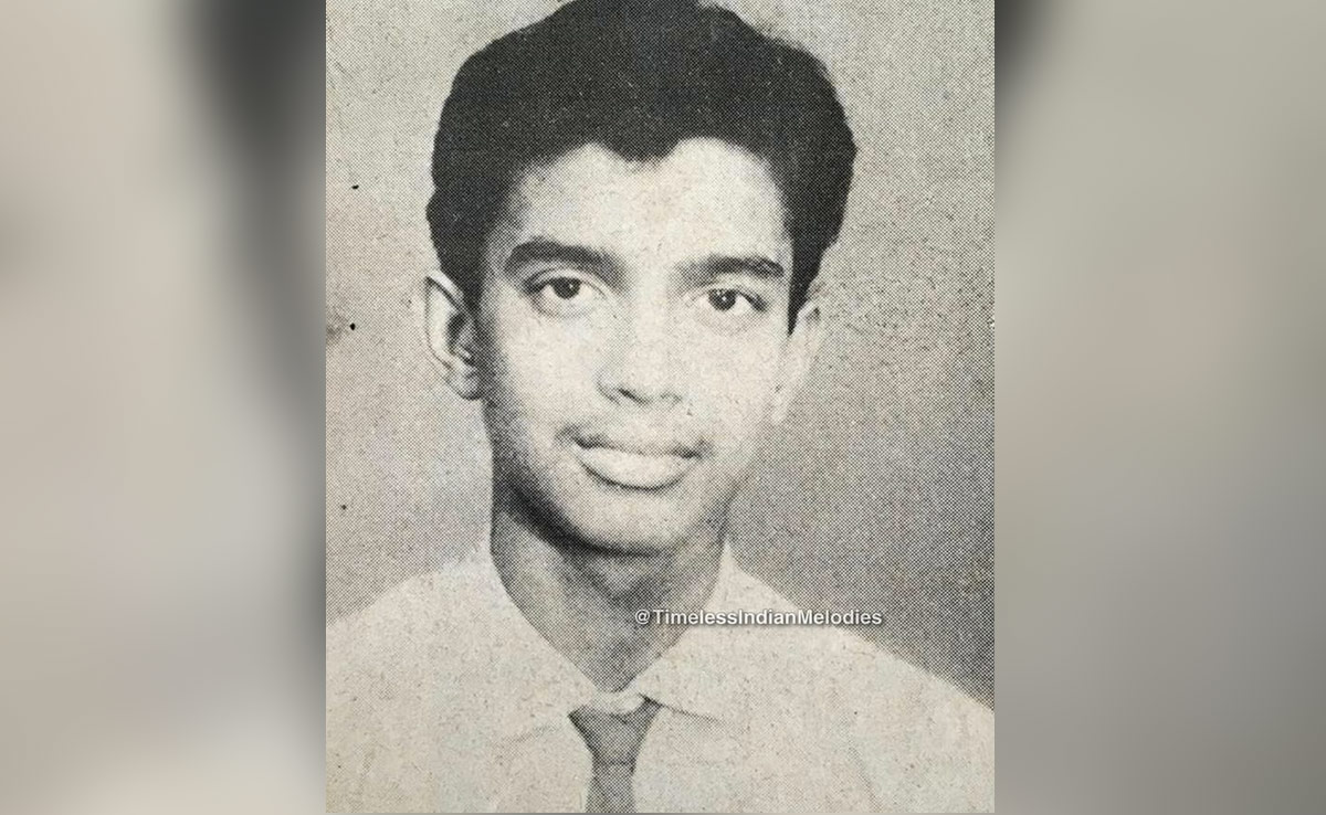 स्कूल यूनिफॉर्म में सीरियस नजर आ रहा यह लड़का बड़ा होकर बना बॉलीवुड का डांसिंग स्टार, सुपरस्टार एक्ट्रेस को दे बैठा था दिल, पहचाना क्या?