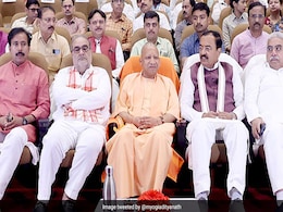 CM योगी ने मंत्रिमंडल सहयोगियों के साथ देखी फिल्म 'द केरल स्टोरी'  CM योगी ने मंत्रिमंडल सहयोगियों के साथ देखी फिल्म 'द केरल स्टोरी'