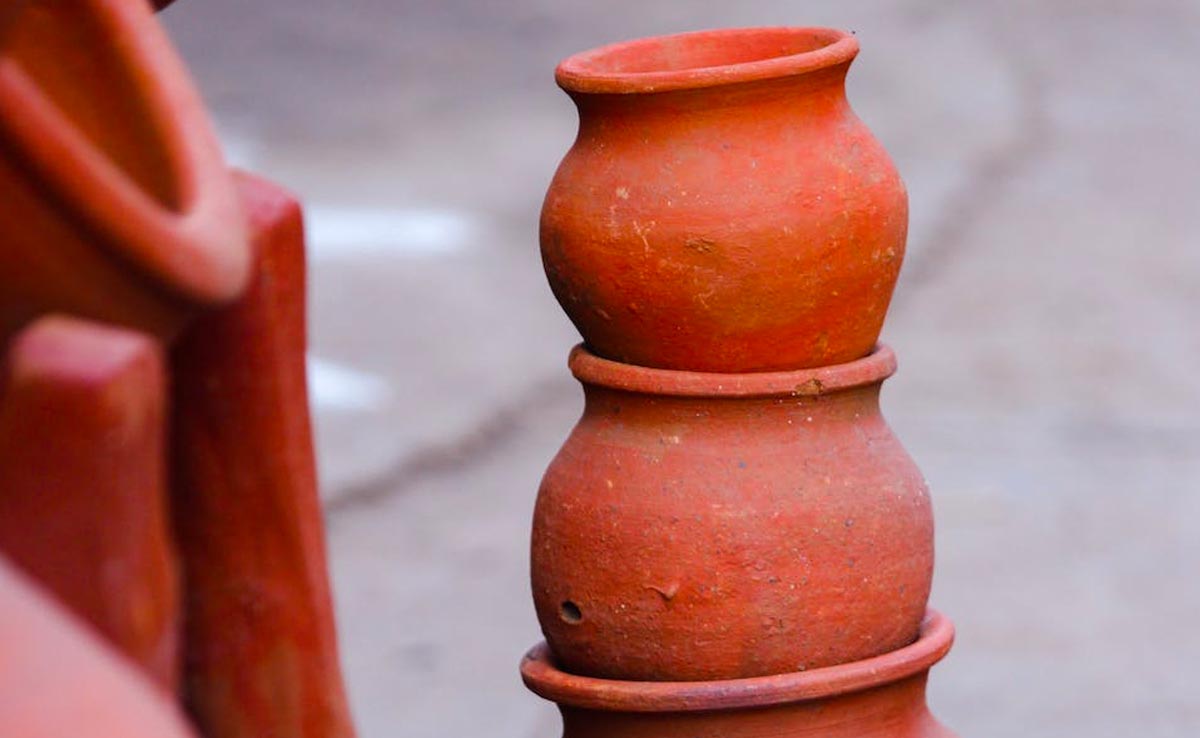 मान्यतानुसार मिट्टी की ये 4 चीजें घर लाने पर साथ आती है सुख-समृद्धि, आर्थिक कष्ट भी हो सकते हैं दूर 