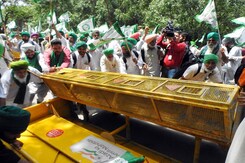 जंतर-मंतर पर पहलवानों के साथ आए किसान, बैरिकेड्स फलांग धरना स्थल पर पहुंचे किसान जंतर-मंतर पर पहलवानों के साथ आए किसान, बैरिकेड्स फलांग धरना स्थल पर पहुंचे किसान