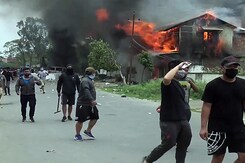 मणिपुर में हिंसा: आगजनी...लूटपाट, हजारों लोग हुए बेघर मणिपुर में हिंसा: आगजनी...लूटपाट, हजारों लोग हुए बेघर