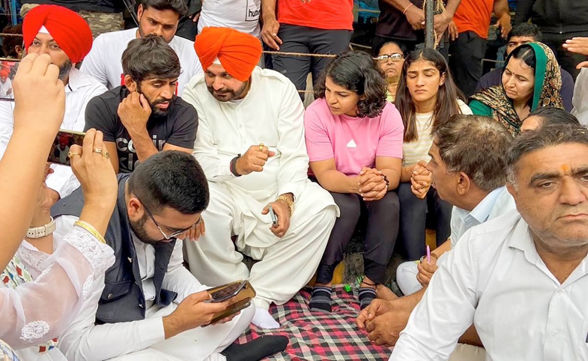"Fight Is For Honour...": Navjot Singh Sidhu Meets Protesting Wrestlers