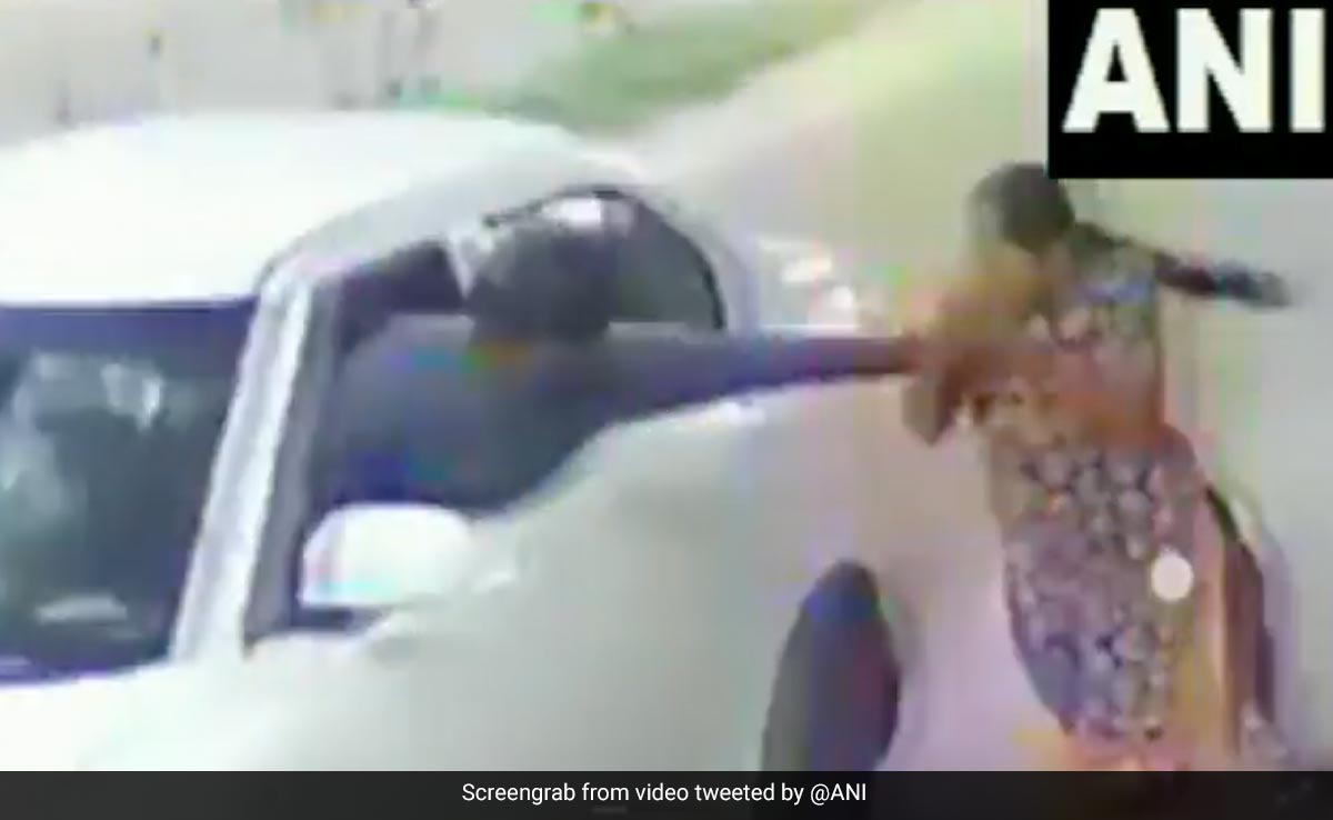 VIDEO: चेन स्नैचरों ने महिला को बनाया निशाना, कार के नीचे आने से बाल-बाल बची पीड़िता
