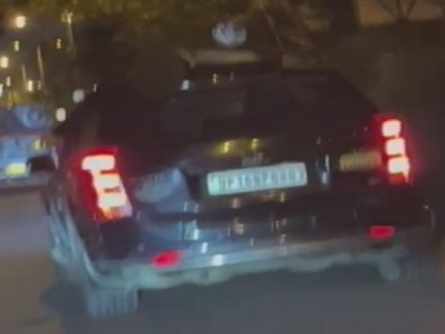 टक्कर के बाद कार की छत पर गिरा युवक, 3 किलोमीटर तक गाड़ी भगाता रहा ड्राइवर