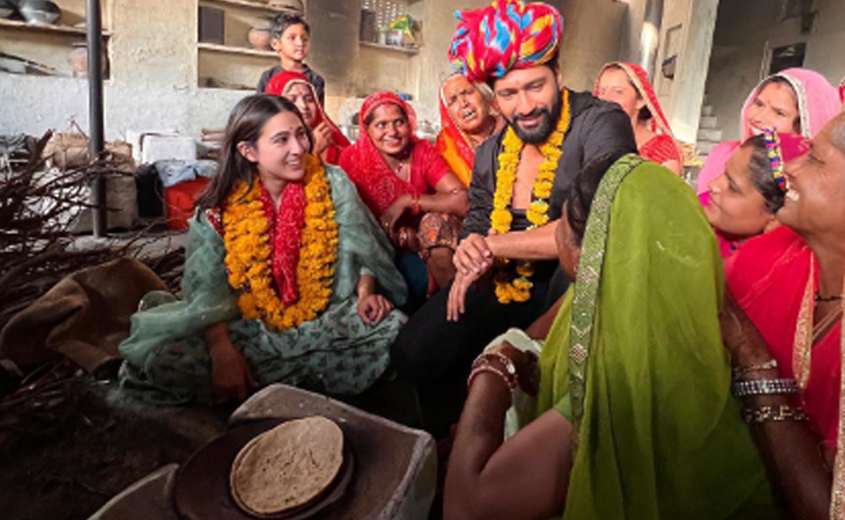 Inside Sara Ali Khan And Vicky Kaushal's "Gossip Session" With A Joint Family Of 170