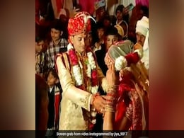 दुल्हन को बड़े स्टाइल में वरमाला पहना रहा था दूल्हा, तभी हुआ कुछ ऐसा निकल गई हीरोपंती, लोग बोले- दूल्हा तो कमजोर निकला दुल्हन को बड़े स्टाइल में वरमाला पहना रहा था दूल्हा, तभी हुआ कुछ ऐसा निकल गई हीरोपंती, लोग बोले- दूल्हा तो कमजोर निकला