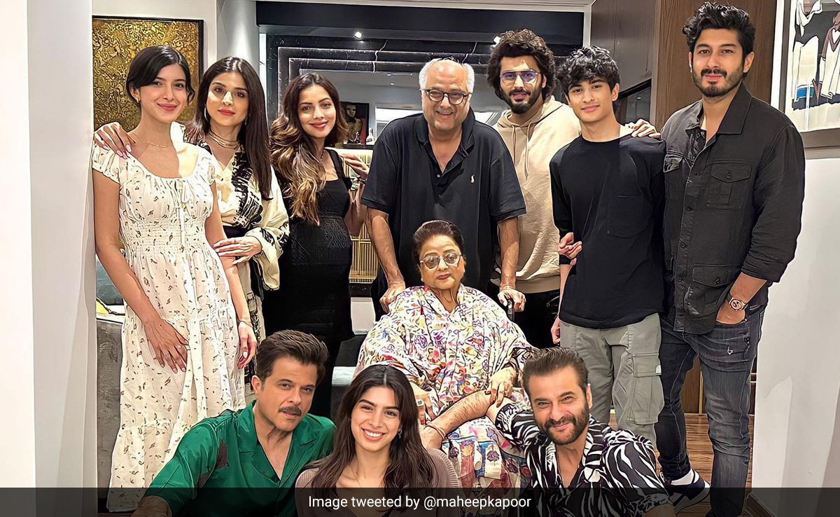 Count The Kapoors In This Fam-Jam Pic Shared By Maheep