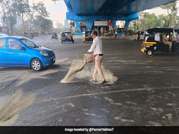 पुलिसकर्मी ने नहीं किया फायर ब्रिगेड का इंतज़ार, खुद ही सड़क पर डाली रेत, दुर्घटना से बचाने के लिए लोगों ने जताया आभार पुलिसकर्मी ने नहीं किया फायर ब्रिगेड का इंतज़ार, खुद ही सड़क पर डाली रेत, दुर्घटना से बचाने के लिए लोगों ने जताया आभार