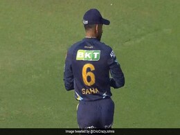 साहा के साथ हो गया मज़ाक, उल्टी पैंट पहनकर पहुंचे विकेटकीपिंग करने साहा के साथ हो गया मज़ाक, उल्टी पैंट पहनकर पहुंचे विकेटकीपिंग करने