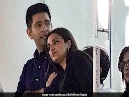 फैंस को इस फोटो में मिला परिणीति चोपड़ा और राघव चड्ढा की सगाई का सबूत, बोले- वो हमें जानबूझकर दिखाना चाहते हैं फैंस को इस फोटो में मिला परिणीति चोपड़ा और राघव चड्ढा की सगाई का सबूत, बोले- वो हमें जानबूझकर दिखाना चाहते हैं