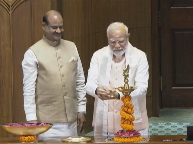 लोकसभा कक्ष में स्थापित किया गया ‘सेंगोल’, दीप प्रज्जवलित कर PM मोदी ने की पूजा