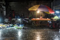 दिल्ली-NCR के कई इलाकों में तेज हवा के साथ बारिश, तपती गर्मी से लोगों को मिली राहत दिल्ली-NCR के कई इलाकों में तेज हवा के साथ बारिश, तपती गर्मी से लोगों को मिली राहत