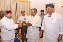 Siddaramaiah Meets Karnataka Governor, Stakes Claim To Form Government Siddaramaiah Meets Karnataka Governor, Stakes Claim To Form Government