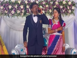 दोस्तों की शैतानी दूल्हे पर भारी, कोल्ड ड्रिंक में मिलाकर भरी महफिल में पिलाया कुछ ऐसा, दुल्हन का उतर गया चेहरा दोस्तों की शैतानी दूल्हे पर भारी, कोल्ड ड्रिंक में मिलाकर भरी महफिल में पिलाया कुछ ऐसा, दुल्हन का उतर गया चेहरा