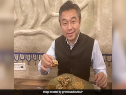 बनारस में लिट्टी-चोखा खाते नज़र आए जापानी राजदूत, लोगों ने कहा- एक दम पूर्वांचली हो गए हैं गुरु! बनारस में लिट्टी-चोखा खाते नज़र आए जापानी राजदूत, लोगों ने कहा- एक दम पूर्वांचली हो गए हैं गुरु!