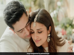 Parineeti Raghav Engagement Pics: सामने आई परिणीति और राघव की सगाई की तस्वीरें, पहली नजर में ही हार बैठेंगे दिल Parineeti Raghav Engagement Pics: सामने आई परिणीति और राघव की सगाई की तस्वीरें, पहली नजर में ही हार बैठेंगे दिल