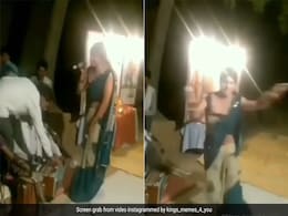 माइक पकड़ कर खड़ी थी महिला तभी प्ले हुआ गाना, उछलकर ऐसे करने लगी नाच लोग बोले- वक्त बदल गया, जज्बात बदल गए माइक पकड़ कर खड़ी थी महिला तभी प्ले हुआ गाना, उछलकर ऐसे करने लगी नाच लोग बोले- वक्त बदल गया, जज्बात बदल गए