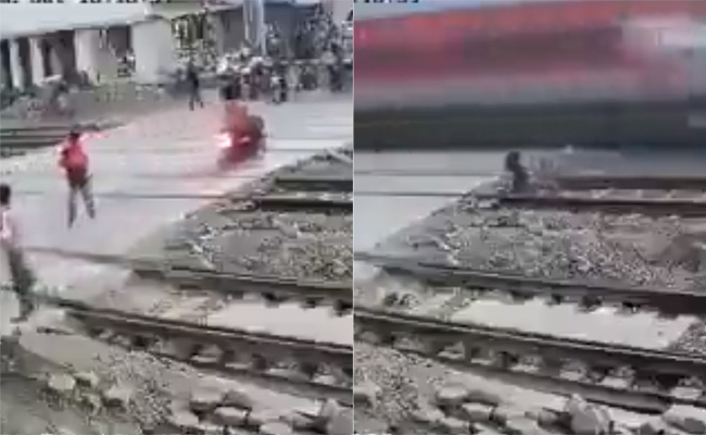 रेलवे क्रॉसिंग पार कर रहा था शख्स, तभी आ गई फूल स्पीड में ट्रेन, तभी बाइक सवार गिर गया और...