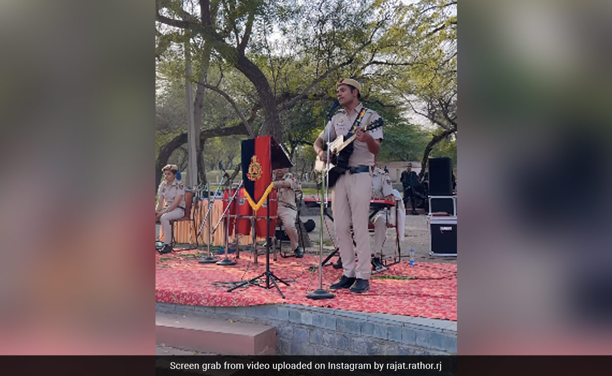 Watch: Delhi Police Officer Sings 'Pyaar Deewana Hota Hai', Internet Reacts