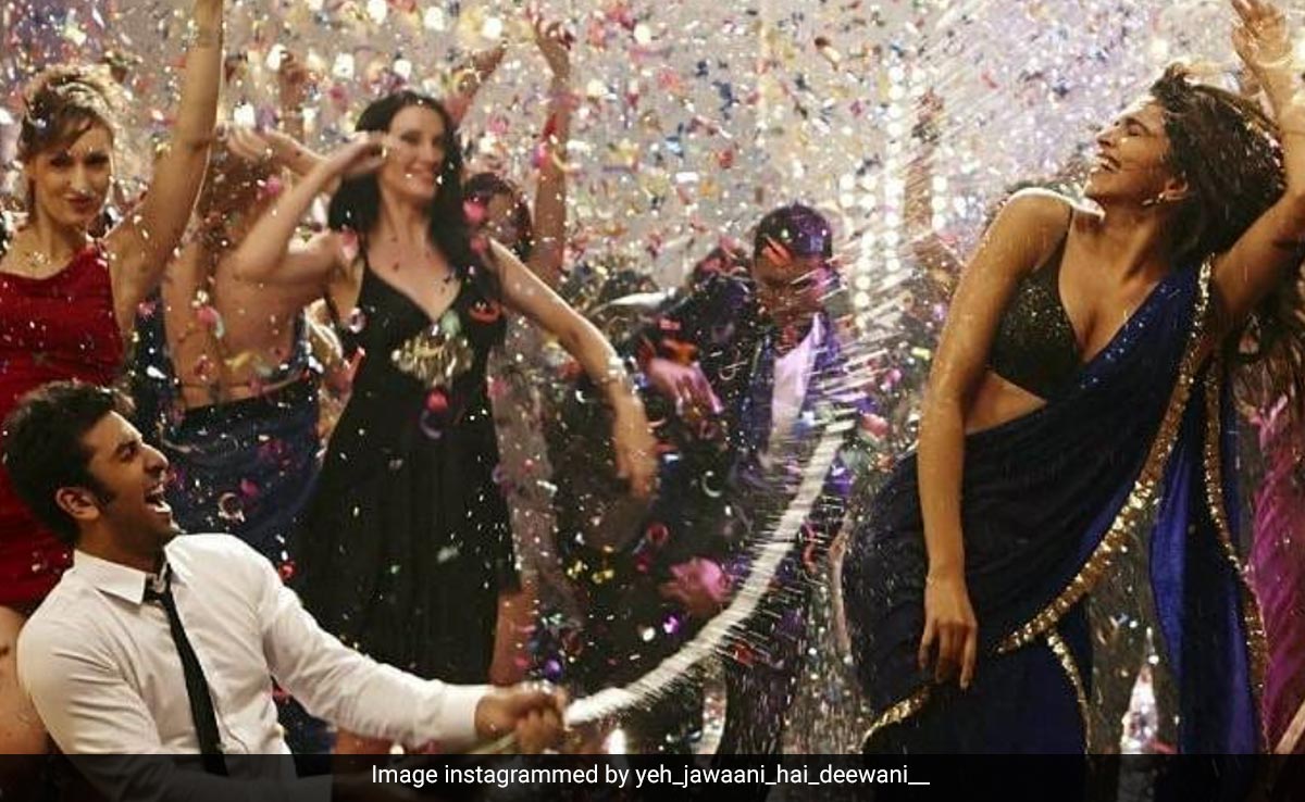 10 Years Of Yeh Jawaani Hai Deewani: A Decade Later, Deepika Padukone's Iconic Blue Manish Malhotra <i>Saree</i> Is Still Timeless