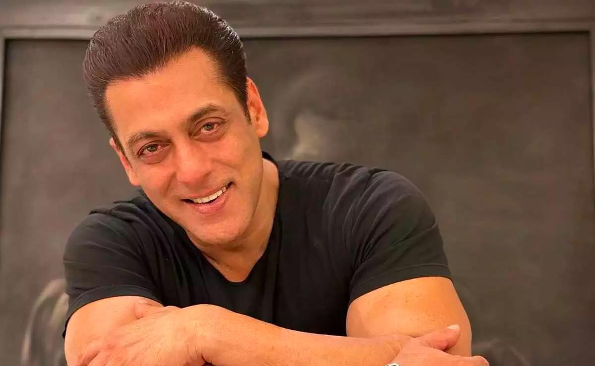 57 की उम्र में फिर शर्टलेस हुए सलमान खान, PHOTO देख हैरत में पड़े फैन्स, पूछा- रेस 4 की तैयारी है क्या