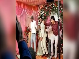 VIDEO: शादी में डांस कर रहा था शख्स, अचानक पड़ गया दिल का दौरा, देखते ही देखते चली गई जान VIDEO: शादी में डांस कर रहा था शख्स, अचानक पड़ गया दिल का दौरा, देखते ही देखते चली गई जान