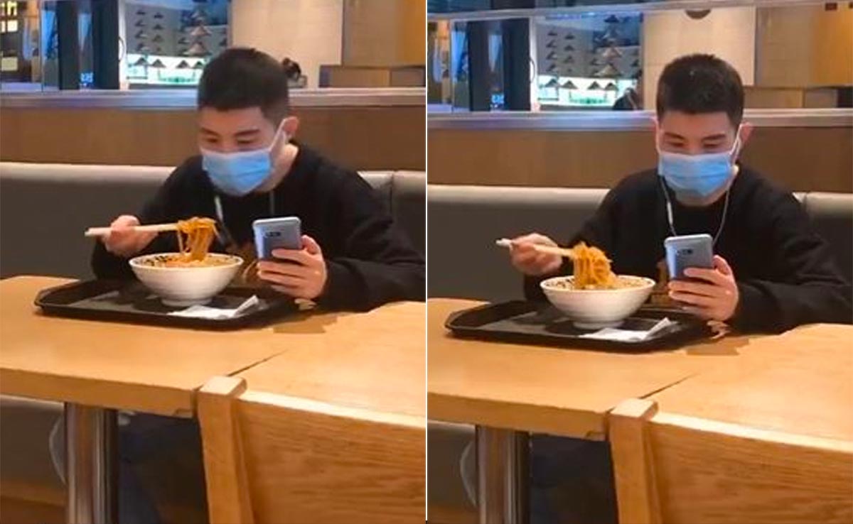 फोन चेक करते-करते शख्स ने खाया नूडल्स, नहीं पता चला कि उसने फेस पर क्या लगाया हुआ है