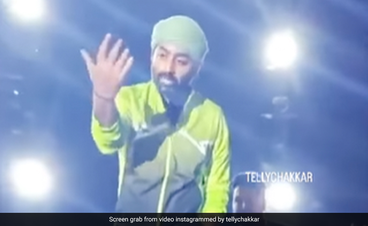 VIDEO: लाइव शो में घायल हुए अरिजीत सिंह, हाथ खींचने वाली महिला पर भड़के सिंगर, बोले- मैं चला जाऊं क्या?