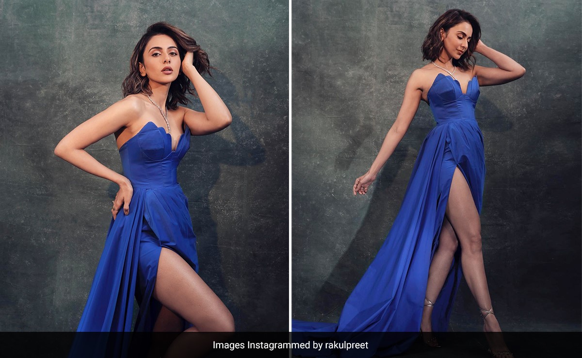 ब्लू स्ट्रैपलेस गाउन में स्टनिंग लग रही हैं बॉलीवुड एक्ट्रेस रकुल प्रीत सिंह