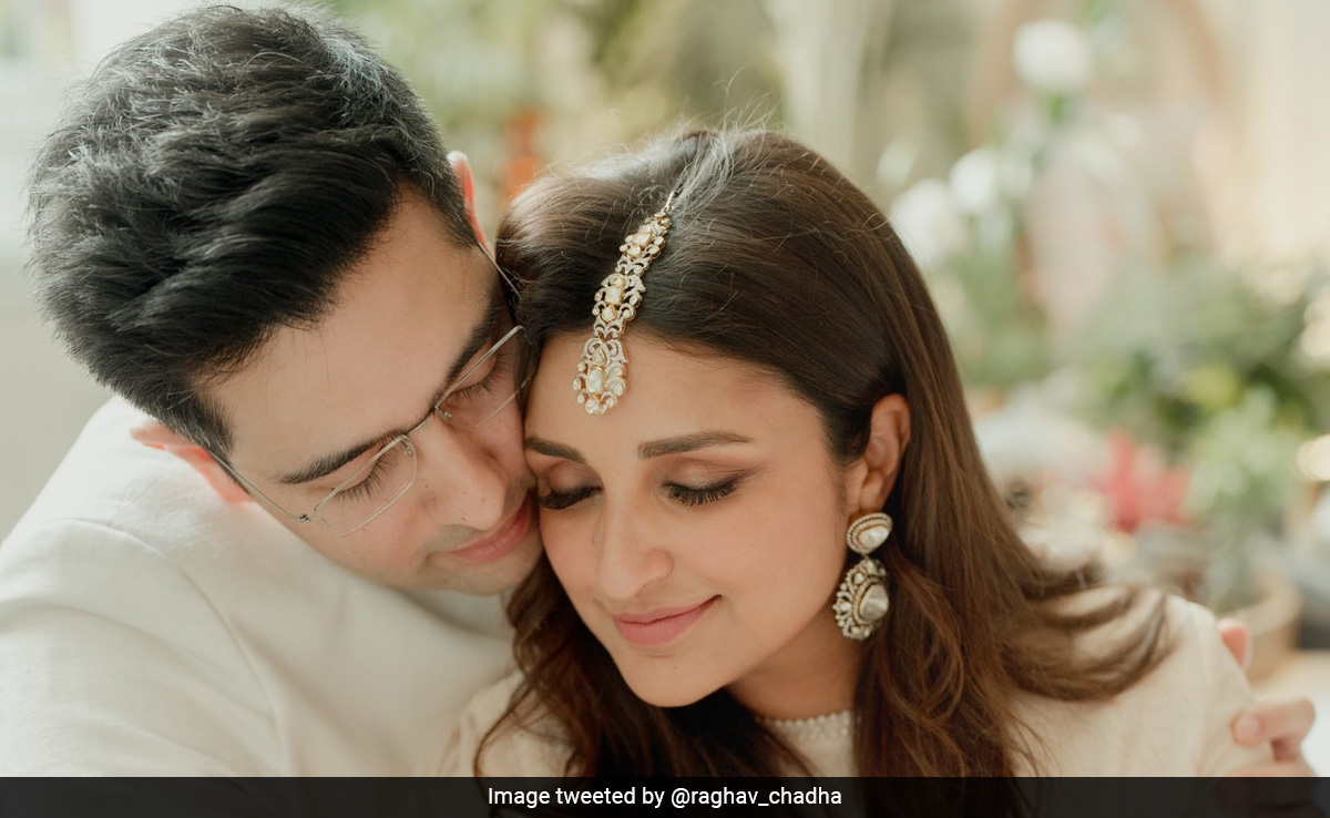 Parineeti-Raghav Wedding: उदयपुर के लिए रवाना हुए राघव-परिणीति, एयरपोर्ट पर स्वागत के लिए बिछाया गया Red Carpet Parineeti-Raghav Wedding: उदयपुर के लिए रवाना हुए राघव-परिणीति, एयरपोर्ट पर स्वागत के लिए बिछाया गया Red Carpet