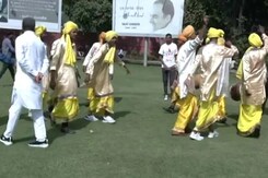 Karnataka Poll Result: कांग्रेस कार्यालय में जश्न का दौर जारी, ढोल-नगाड़े की ताल पर जमकर हो रहा भांगड़ा Karnataka Poll Result: कांग्रेस कार्यालय में जश्न का दौर जारी, ढोल-नगाड़े की ताल पर जमकर हो रहा भांगड़ा