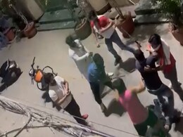 दिल्ली : बदमाशों ने दुकानदार को गोली मारी, बचाने पहुंचे दो बेटे भी घायल, CCTV में कैद हुई वारदात दिल्ली : बदमाशों ने दुकानदार को गोली मारी, बचाने पहुंचे दो बेटे भी घायल, CCTV में कैद हुई वारदात