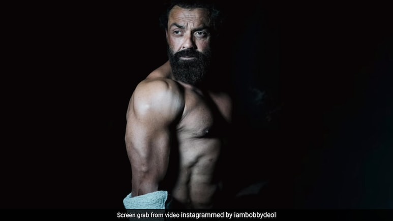 56 की उम्र में ऐसे फिट रहते हैं बॉबी देओल, जिम में करते हैं ये खास Exercises