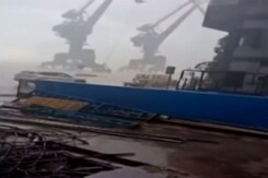 गुजरात के कच्छ में तेज हवाओं से दो क्रेन आपस में टकरा गए गुजरात के कच्छ में तेज हवाओं से दो क्रेन आपस में टकरा गए