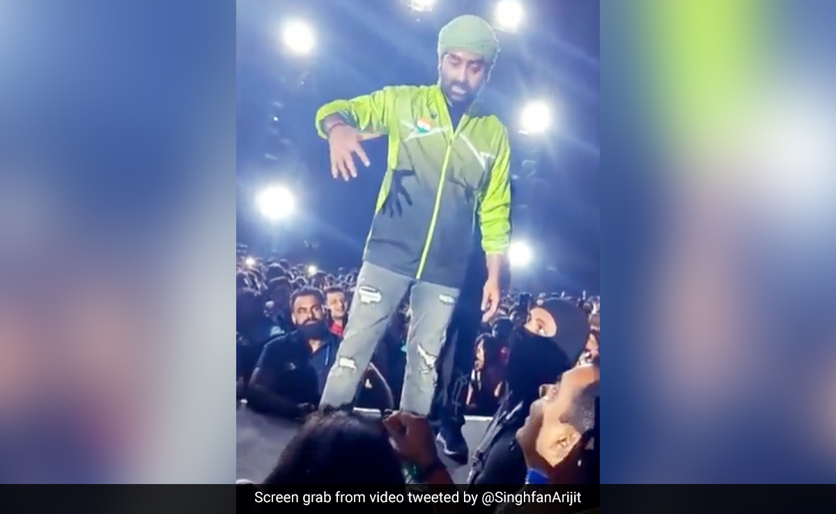 Arijit Singh Schools Fan For Pulling His Hand During Live Concert: "My Hand Is Shaking Right Now"