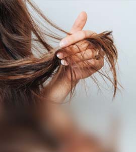 गर्मियों में नहीं करनी चाहिए बालों से जुड़ी ये 4 गलतियां, Hair होने लगते  हैं बेजान और डैमेज | 4 Summer hair care mistakes that damage hair and cause  dullness