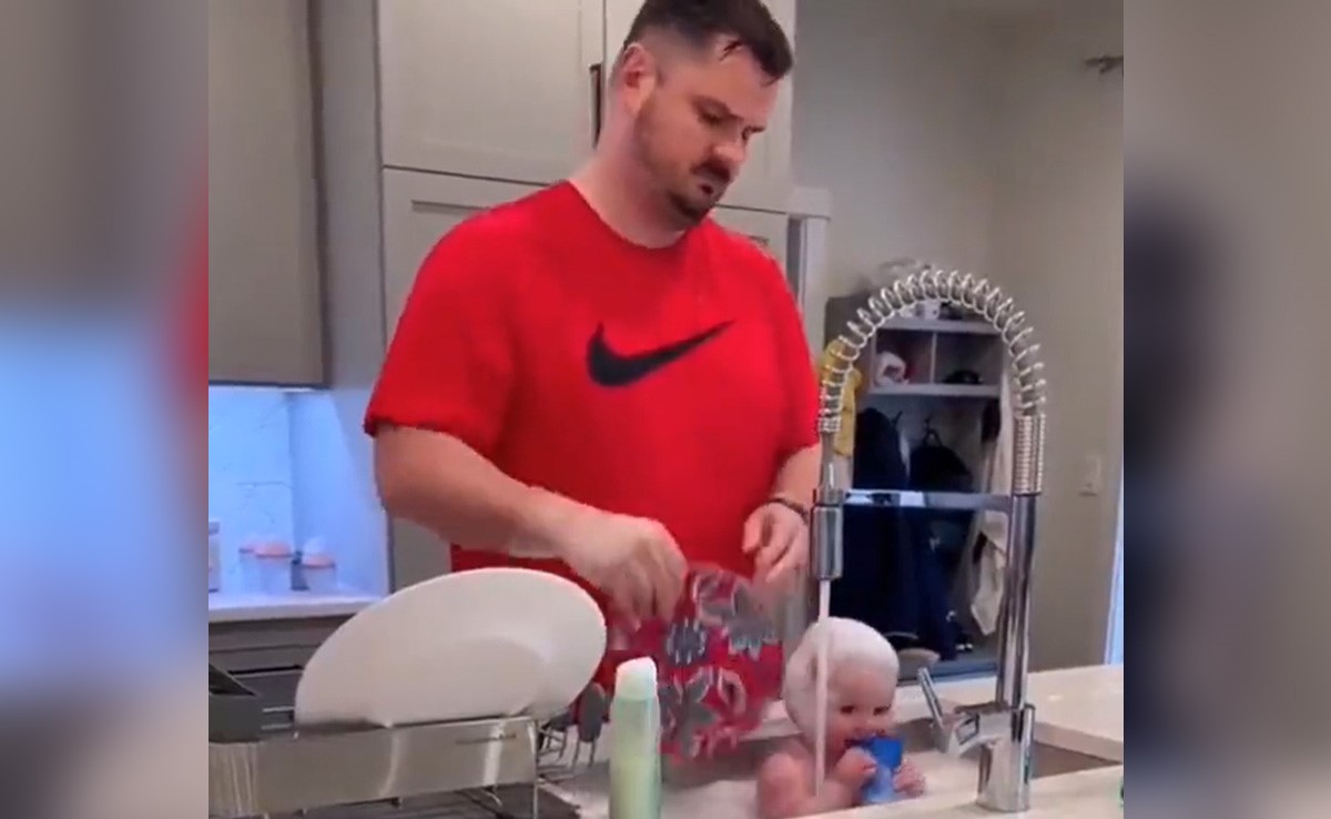 पापा ने बेसिन में बच्चे को नहाया और बर्तन भी धो दिए, चालाकी देख नाराज़ हुए नेटिज़ेन्स, कह दी ये बात