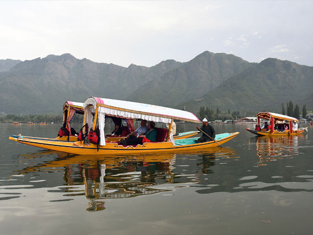 जी 20 की बैठक में शामिल होने आए विदेशी मेहमानों ने डल झील में की शिकारे की सैर