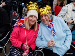 Pics: Paper Crowns Dot London Crowd For King Charles's Crowning Ceremony Pics: Paper Crowns Dot London Crowd For King Charles's Crowning Ceremony