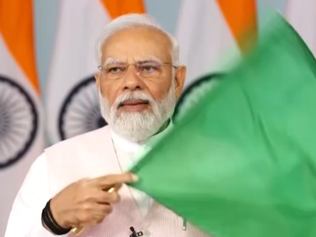 पूर्वोत्तर को मिली पहली &lsquo;वंदे भारत एक्सप्रेस&rsquo;, पीएम नरेंद्र मोदी ने दिखाई हरी झंडी