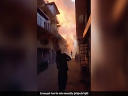 Massive Fire In Firecracker Shops In Ahmedabad, Residents Evacuated Massive Fire In Firecracker Shops In Ahmedabad, Residents Evacuated