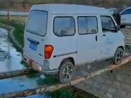 दो लकड़ी के सहारे नाले को पार कर रहा था ड्राइवर, फिर हुआ कुछ ऐसा कि लोग हैरान हो गए, देखें वायरल वीडियो दो लकड़ी के सहारे नाले को पार कर रहा था ड्राइवर, फिर हुआ कुछ ऐसा कि लोग हैरान हो गए, देखें वायरल वीडियो