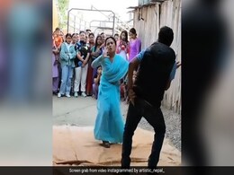 जब 'कभी खुशी कभी गम' के गाने पर नेपाल के शाहरुख-काजोल ने मचाई धूम, लोग बोले- 10 बार देख चुके हैं, मन ही नहीं भर रहा जब 'कभी खुशी कभी गम' के गाने पर नेपाल के शाहरुख-काजोल ने मचाई धूम, लोग बोले- 10 बार देख चुके हैं, मन ही नहीं भर रहा