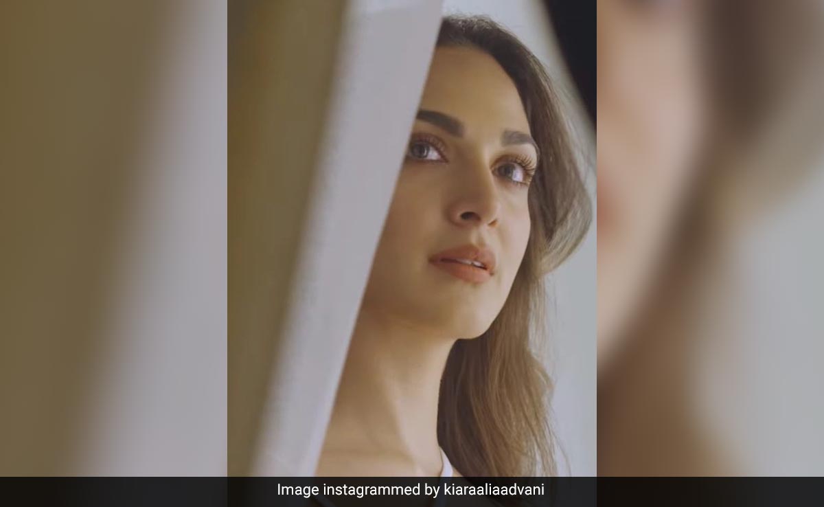 Kiara Advani's Minimal Makeup With Wispy Lashes And A Coral Lip Sums Up Our Ideal Summertime Look