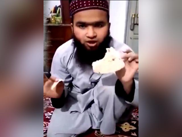 "No Option Left...": Pak Man Eats Potato Chips With Roti Amid Crisis "No Option Left...": Pak Man Eats Potato Chips With Roti Amid Crisis