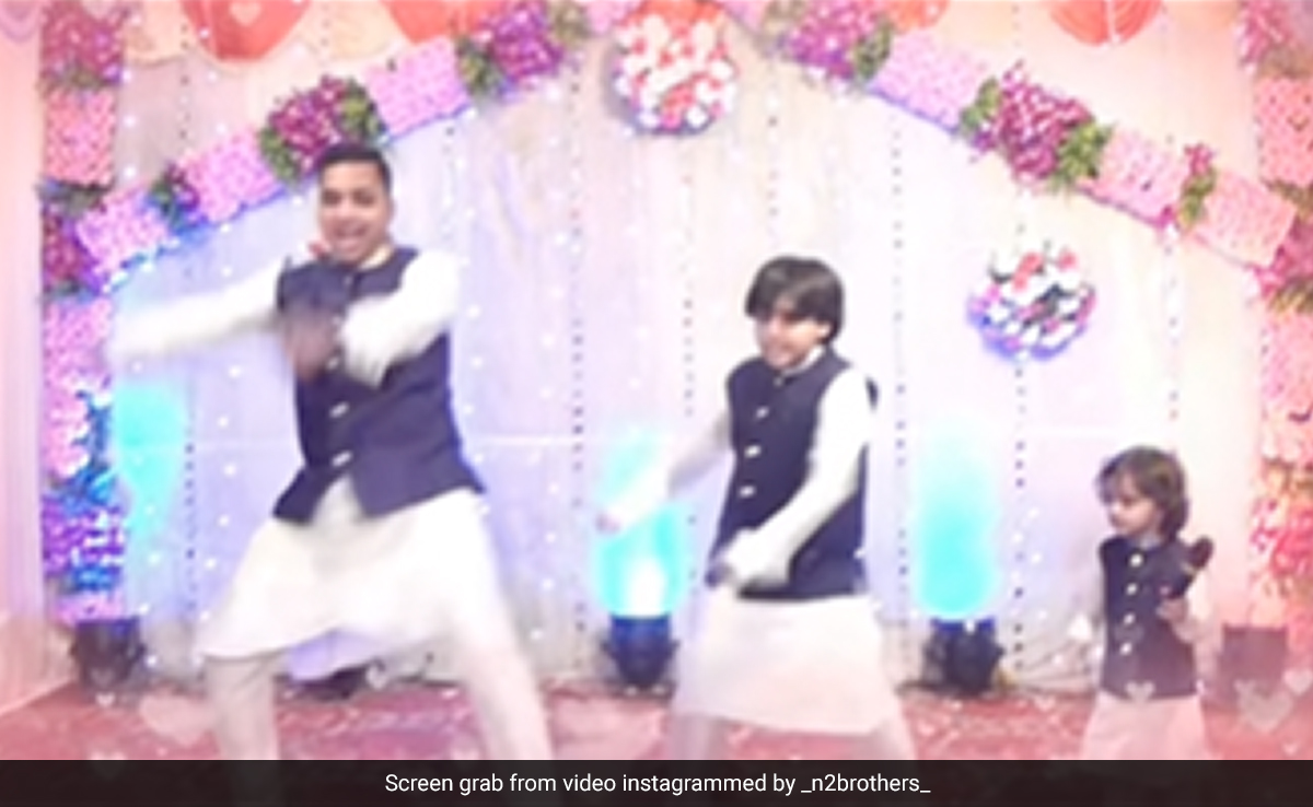 पिता के साथ दो बेटों ने मिलकर किया जबरदस्त डांस, स्टेज पर मचाया धमाल, खूब बजी सीटियां, आप भी हो जाएंगे फैन